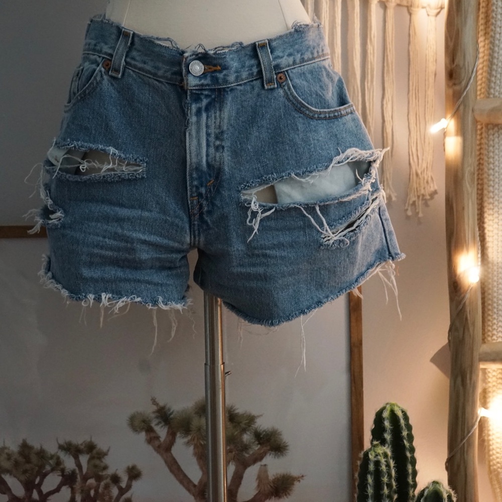 Distressed high waist Levi’s